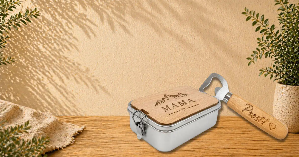 Silberne metall-lunchbox mit leichtem holzdeckel gravur mama und bergmotiv plus holzflaschenoeffner prost aus gravur produkte