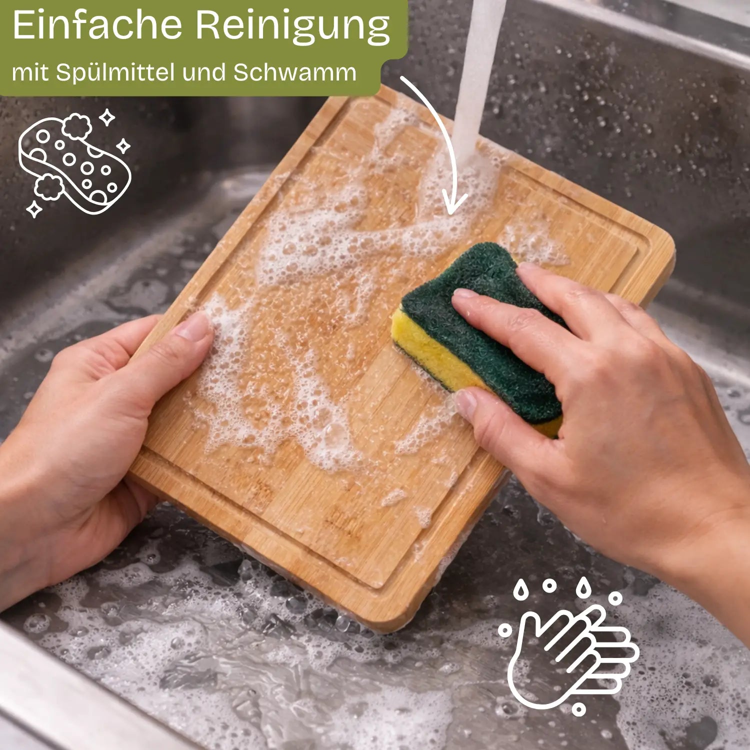 Bambus schneidebrett mit saftrille in natürlichem hellbraun wird unter fließendem wasser gereinigt