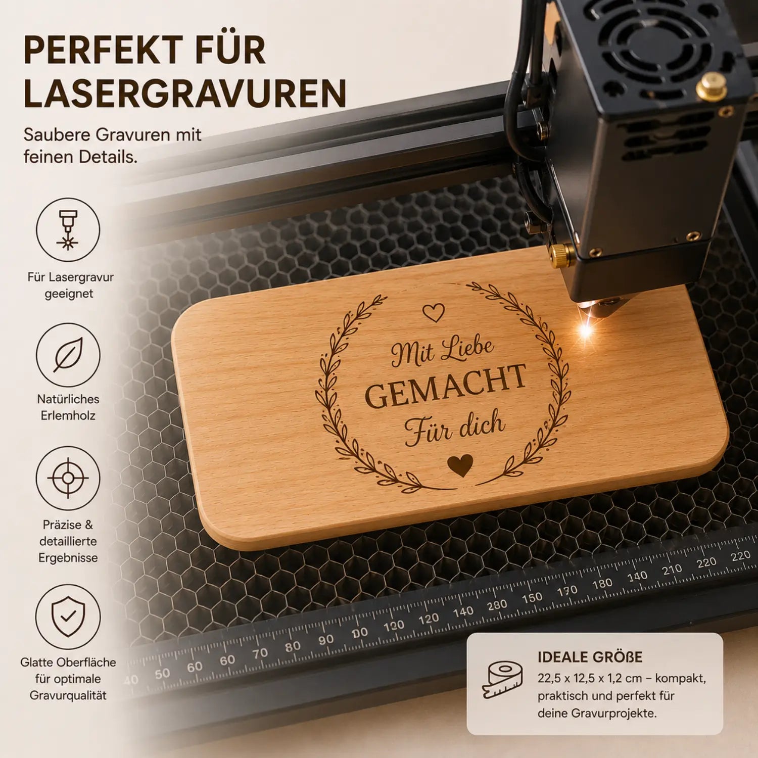 Hellbraunes frühstücksbrett aus erlenholz mit gravur mit liebe gemacht für dich und blattkranzdesign