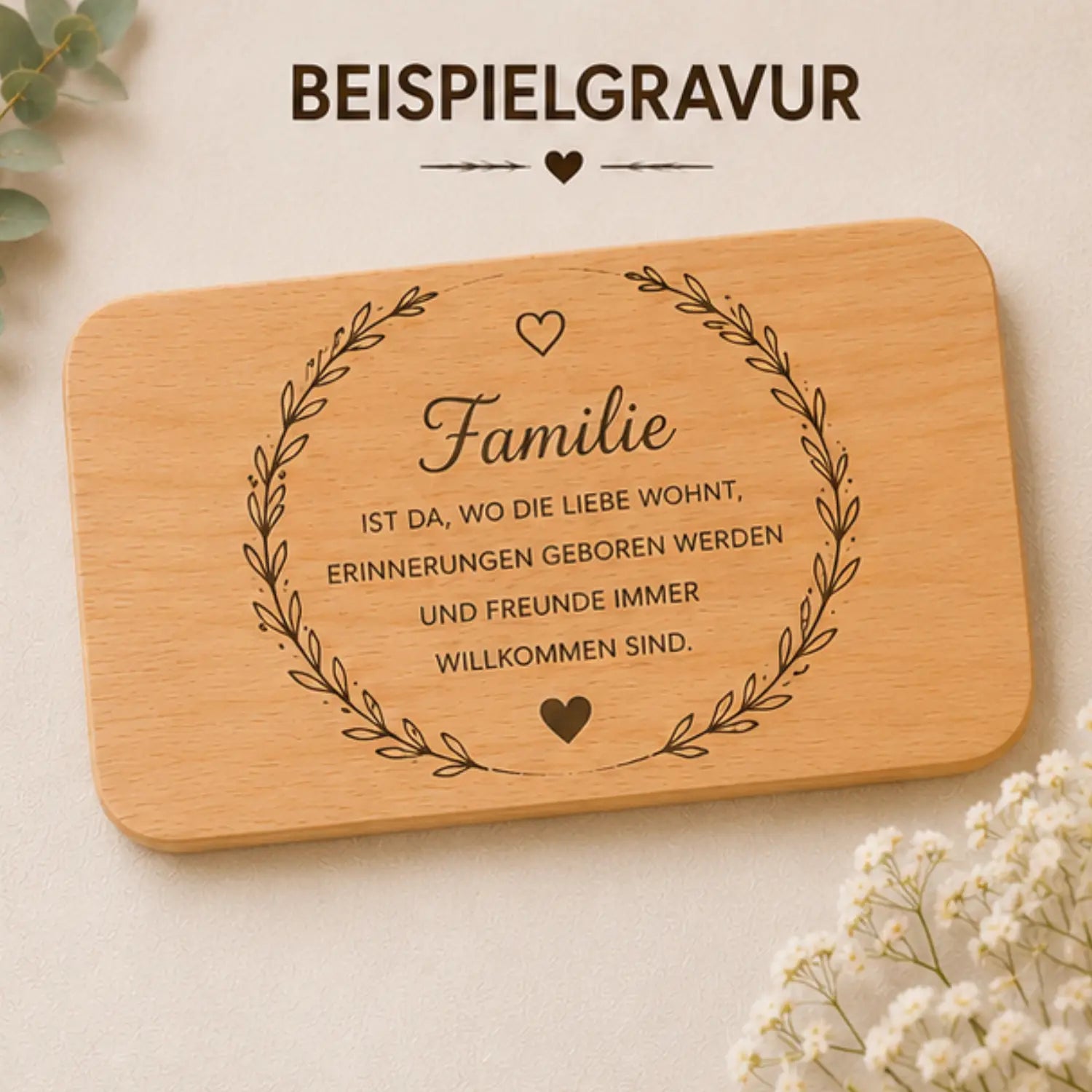 Frühstücksbrett aus hellem erlenholz mit gravur familie, blätterkränzen, herzen und deutscher inscription, 22,5 x 12,5 x 1,2 cm