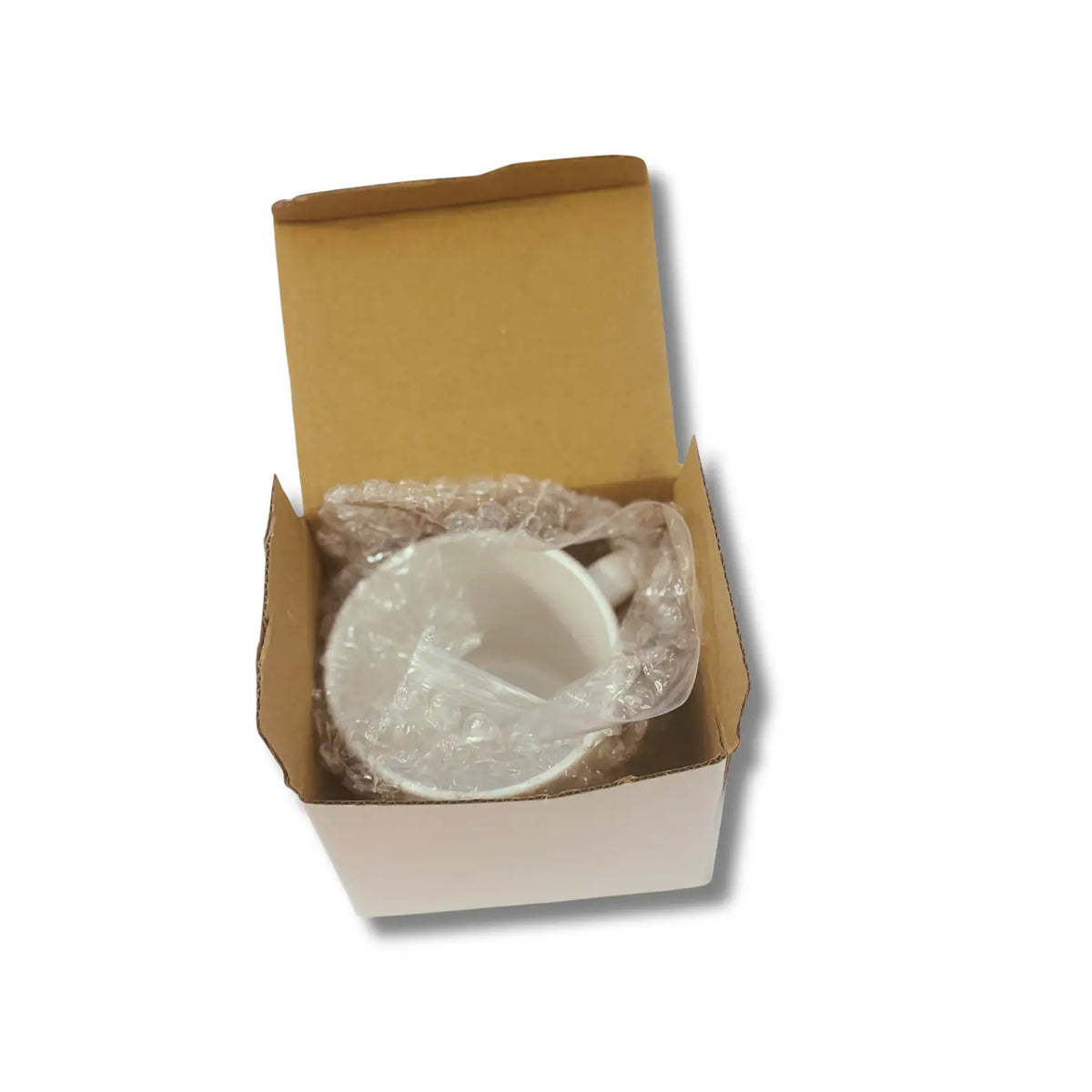 Weiße keramiktasse natural touch 360 ml sicher verpackt in luftpolsterfolie im karton