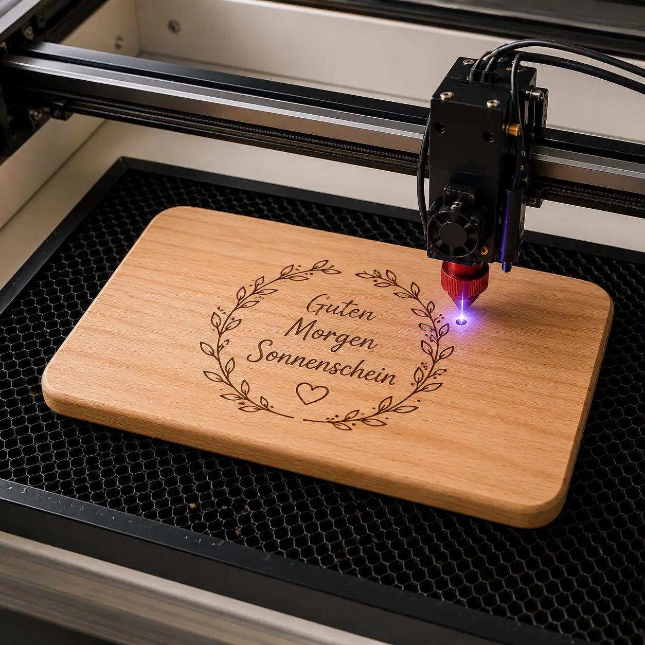 Ein hellbraunes holzbrett aus dem laserprobier set xl mit lasergravur guten morgen sonnenschein und blattmotiven