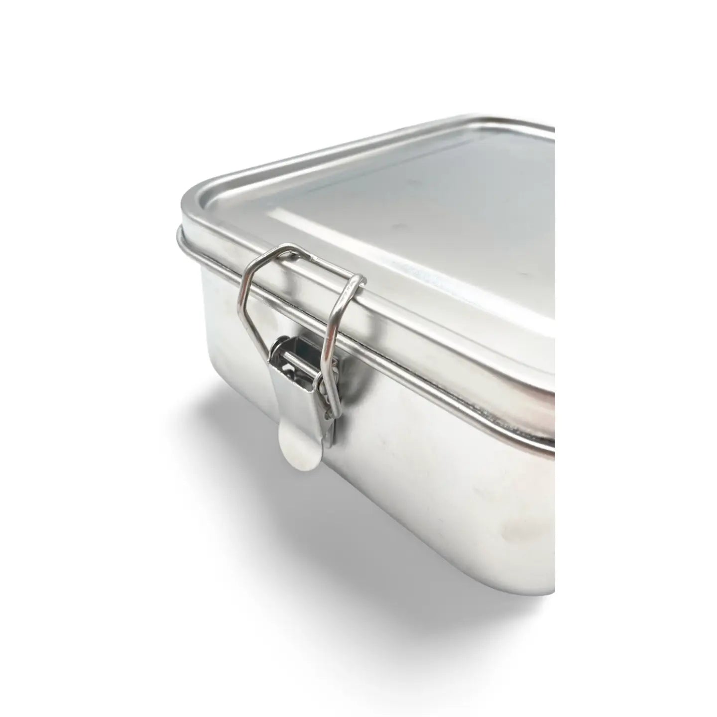 Lunchbox aus edelstahl mit silbernem metallverschluss und scharnierdeckel ideal zum gravieren 18 x 14 x 6 cm