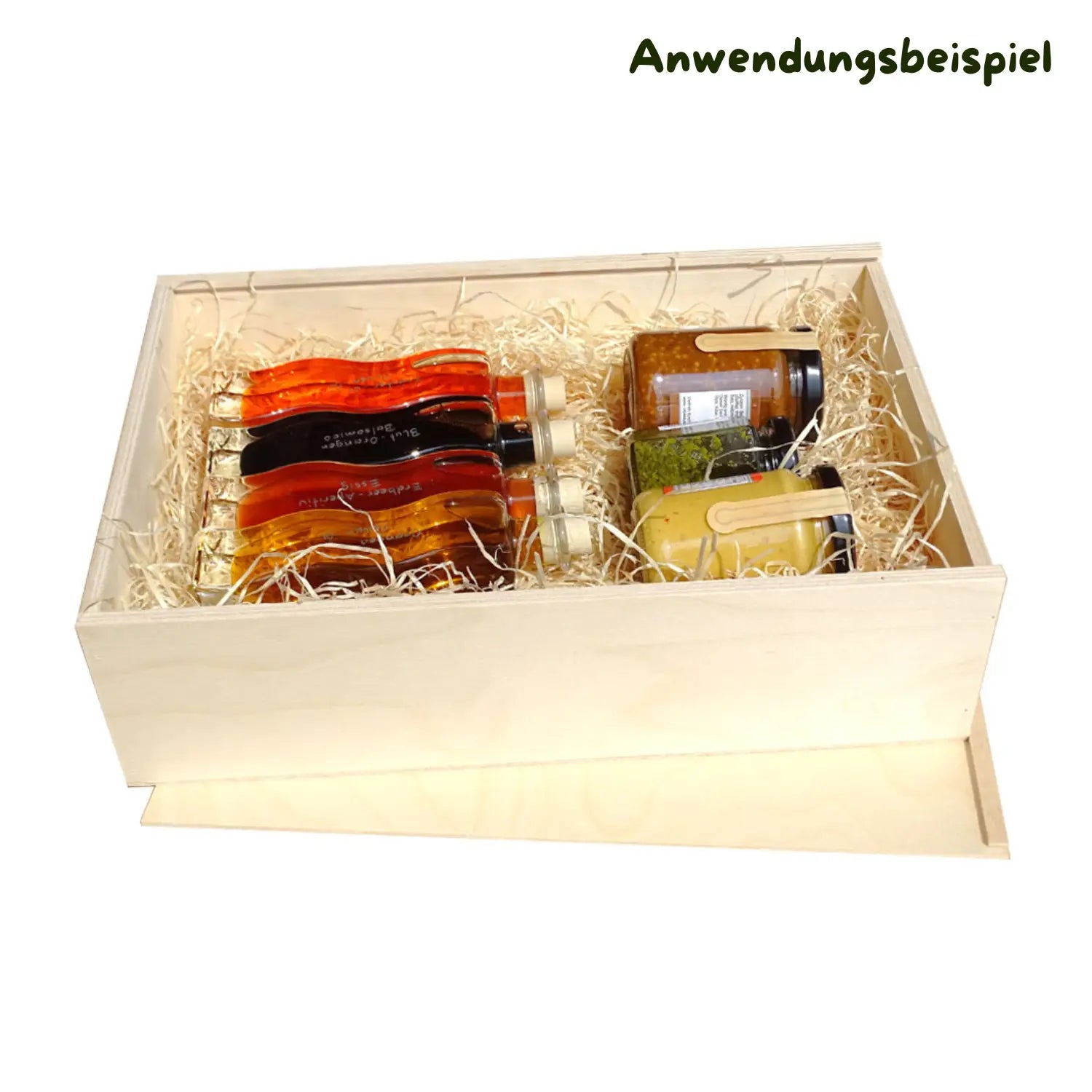 Hellfarbene holz-erinnerungsbox mit schiebedeckel gefüllt mit verschiedenen glasflaschen und strohfüllung