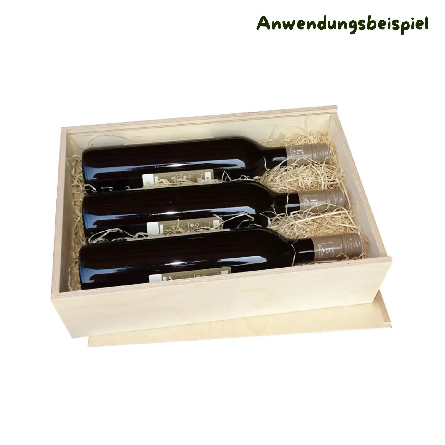 Drei dunkle glasweinflaschen in einer hellen holz-erinnerungsbox memory box l mit schiebedeckel und strohfüllung