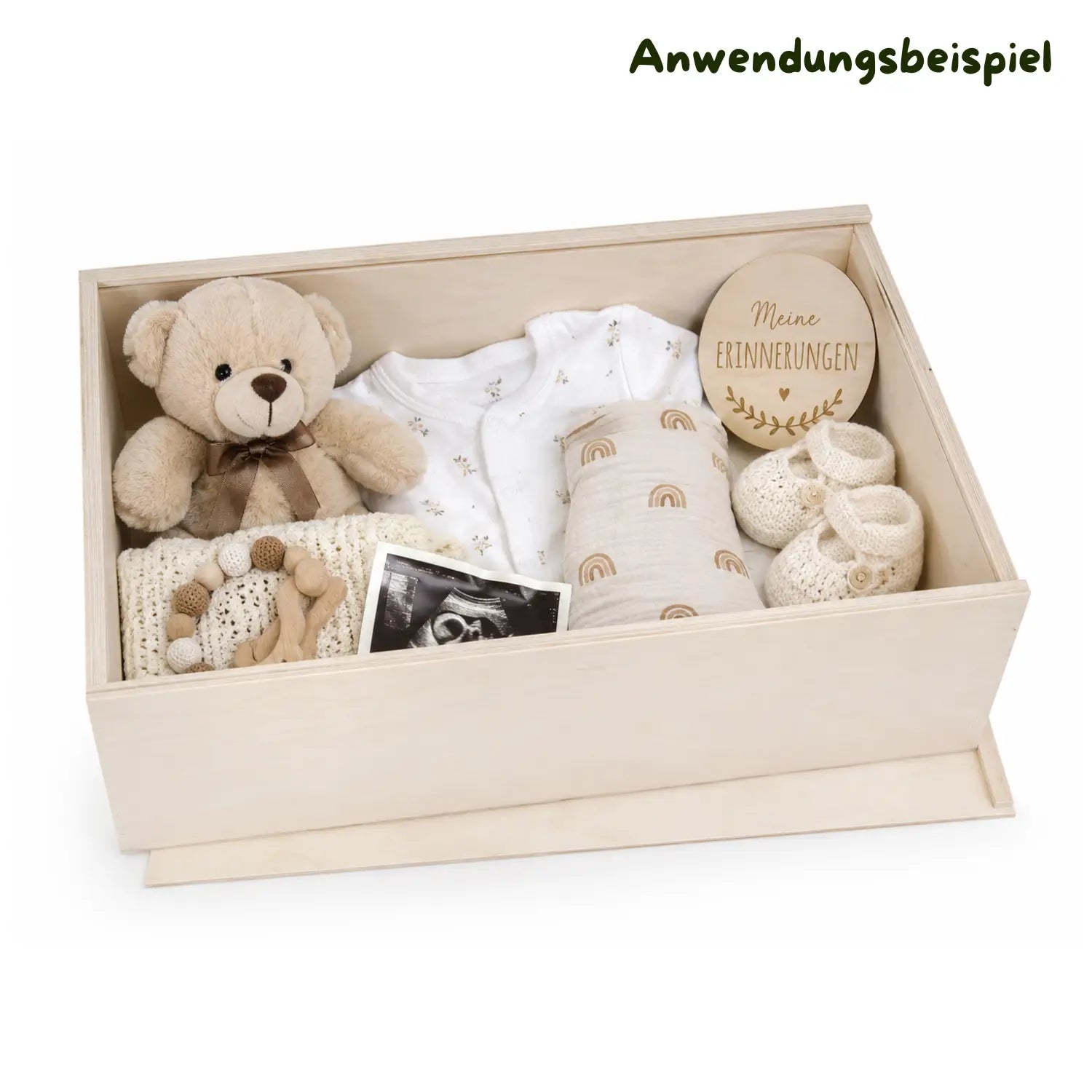 Beige holz baby erinnerungsbox mit schiebedeckel enthält plüschbär, gemusterte strampler und gestrickte schuhe
