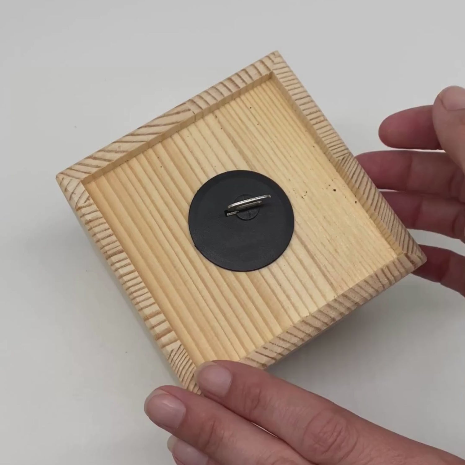 Video laden: Holz Spardose mit Schloss – ideal zum Sparen &amp; Gravieren – 10 x 10 x 10 cm