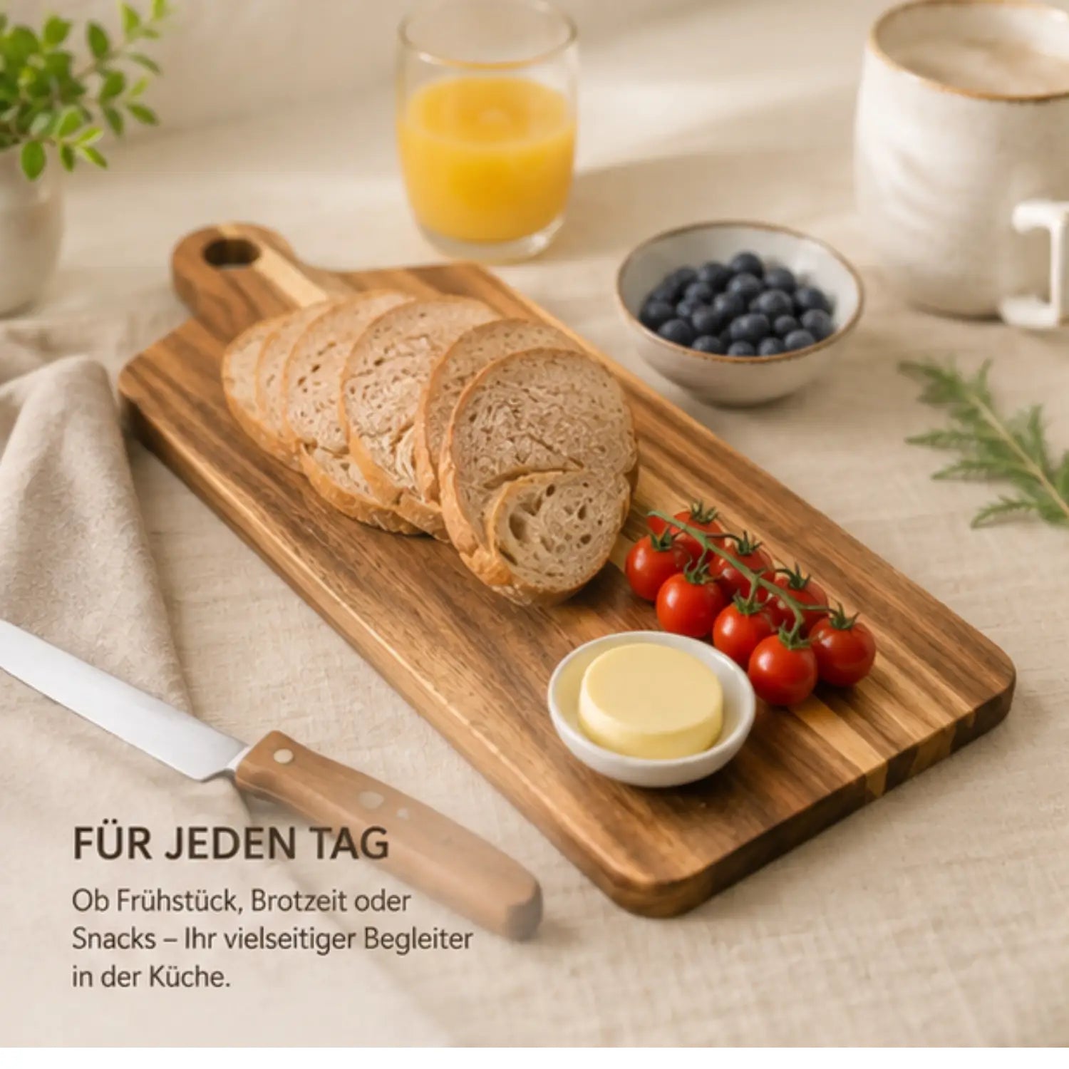 Schneidebrett aus akazienholz mit griff in naturfarbe mit brotscheiben, cherrytomaten und butter auf rustikalem holz