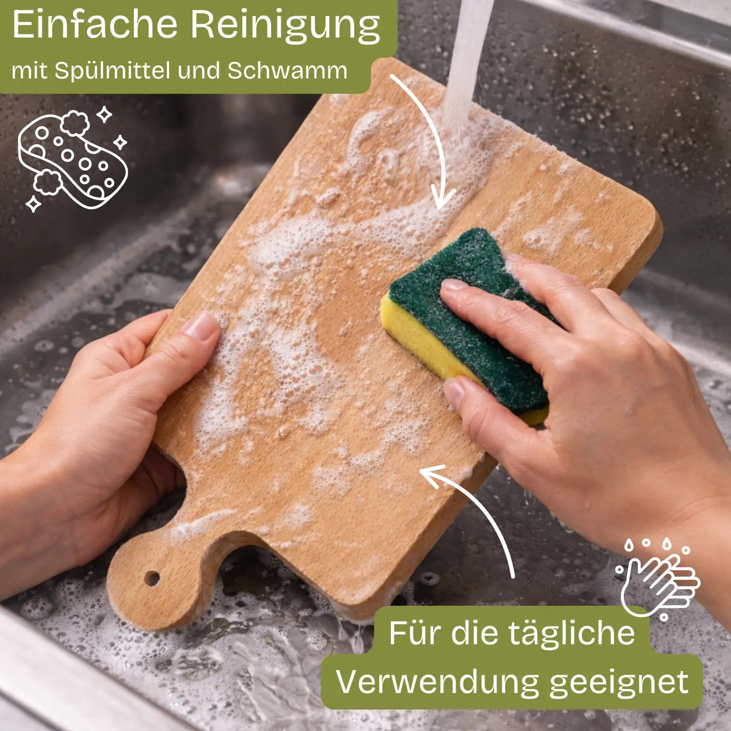Ein hellbraunes schneidebrett aus buche mit griff 27 x 16 x 1,5 cm wird unter fließendem wasser gereinigt