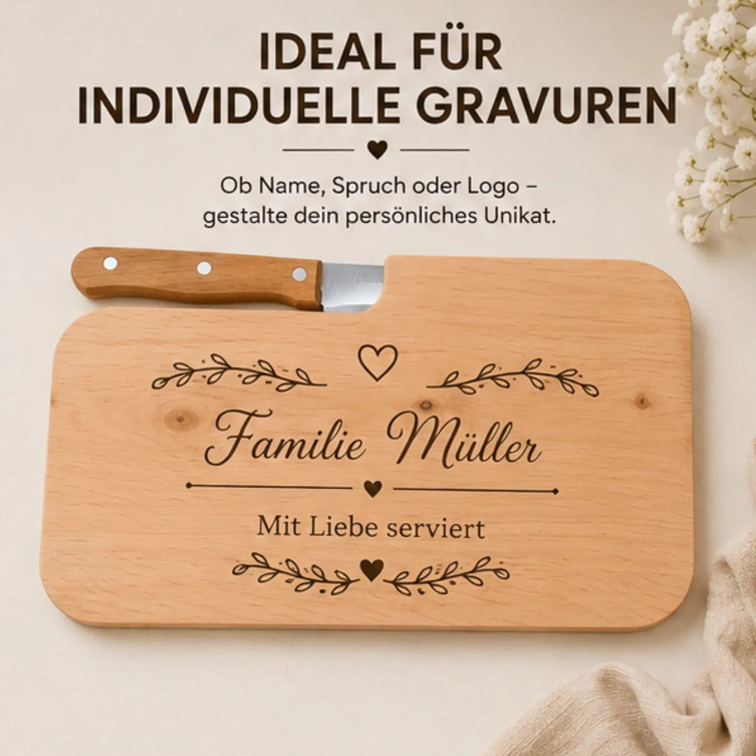 Lichtfarbenes schneidebrett aus erlenholz mit gravur familie müller herz und blattmustern 26,5x15,5x1,2 cm