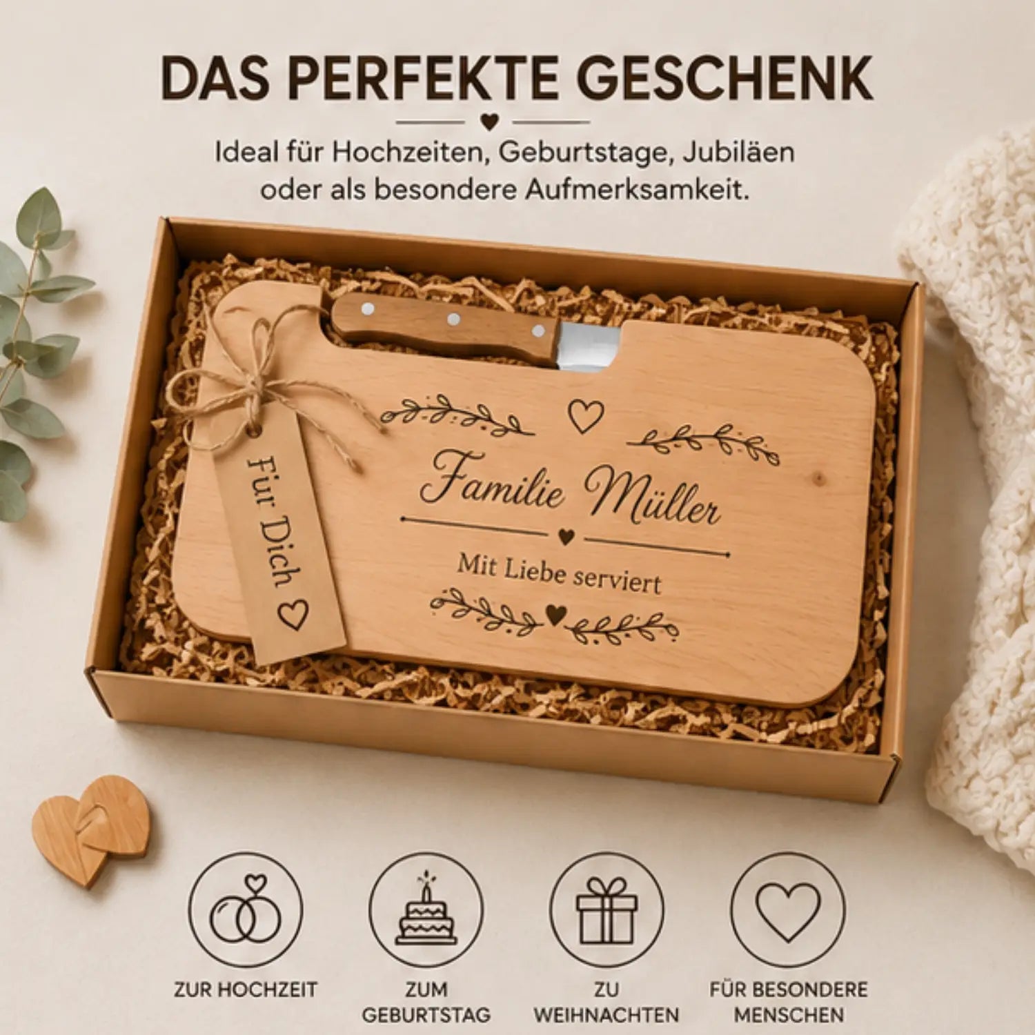 Personalisiertes schneidebrett aus erlenholz mit graviertem namen und herzmotive inklusive messeraussparung und messer