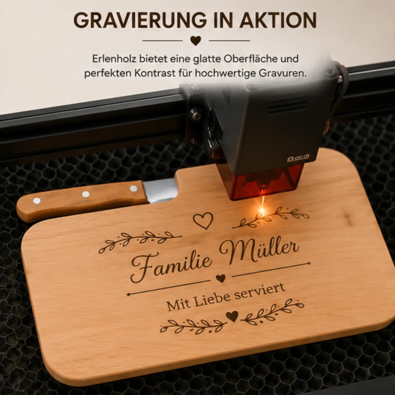 Leicht braunes schneidebrett aus erlenholz mit gravur familie müller und mit liebe serviert inklusive messeraussparung