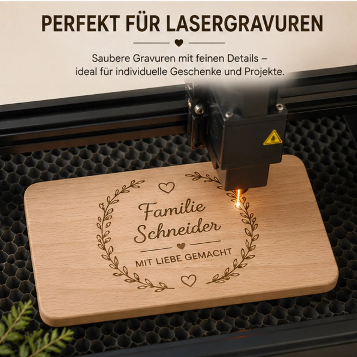 Leicht braunes schneidebrett aus buche mit braunkern lasergravur familie schneider kranz mit herzen mit liebe gemacht