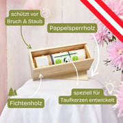 Weiße taufkerze mit grünen und schwarzen dekorbändern in heller holzkiste mit schiebedeckel zum gravieren