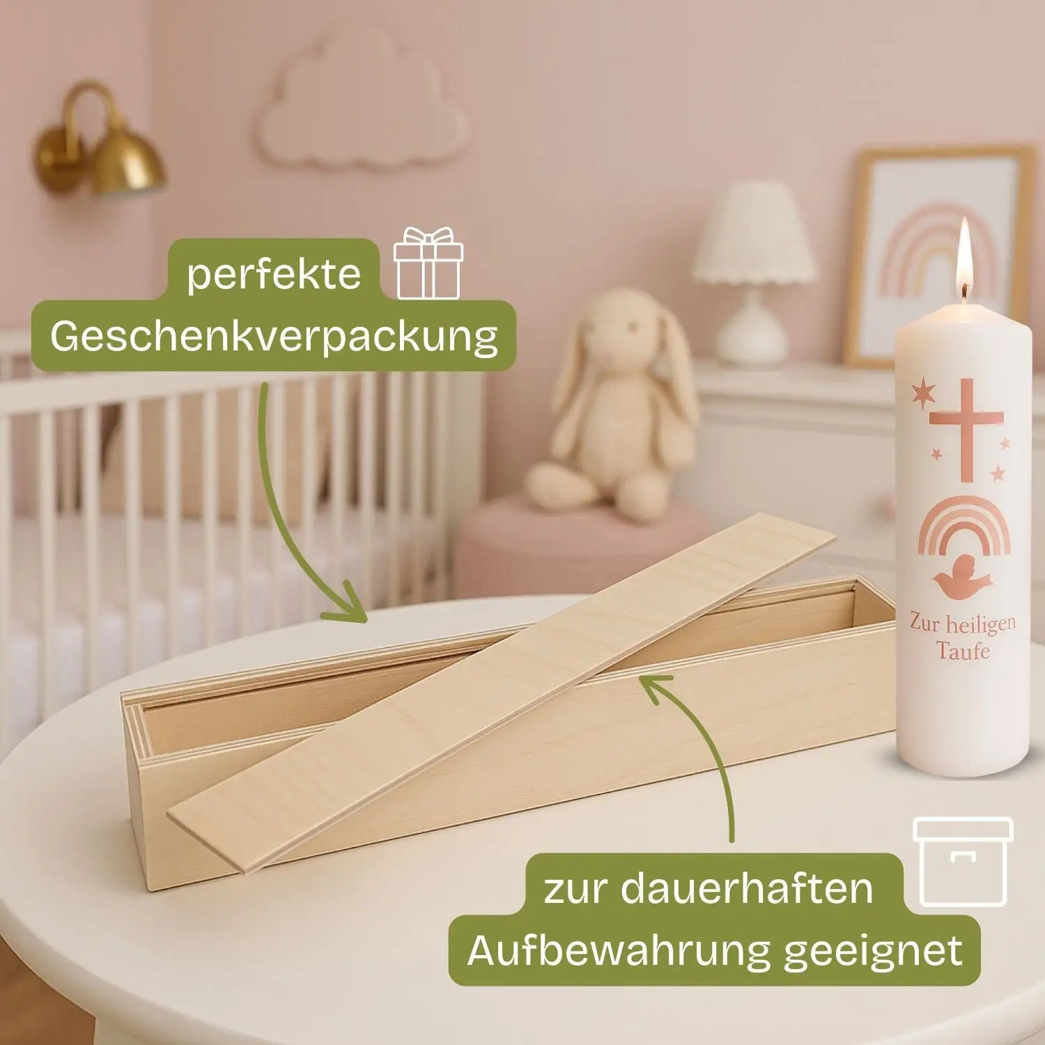 Weiße taufkerze mit rosafarbenem kreuz regenbogen und taube im hölzernen taufkerzenkiste mit schiebedeckel