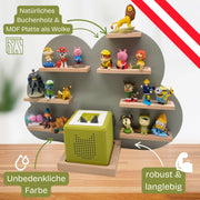 Grüner würfelförmiger toniebox lautsprecher mit weißem oberteil und perforierter front auf holz-wandregal regal wolke aus holz